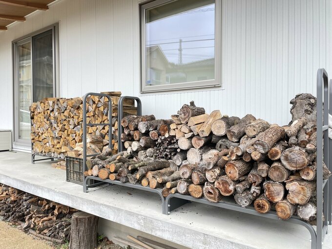 保管中の薪