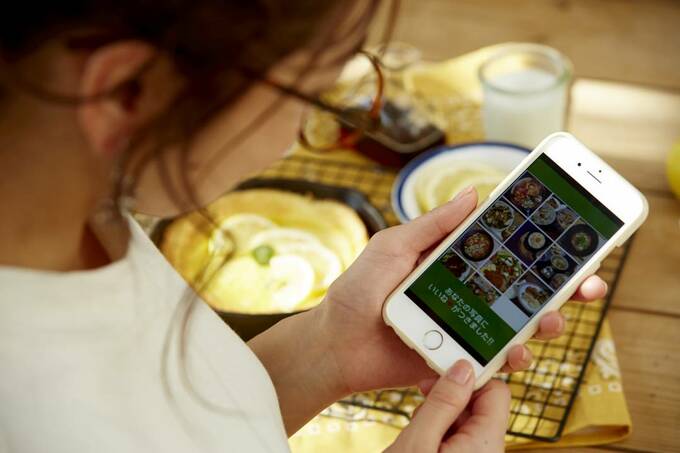 スマホの画面を見る女性