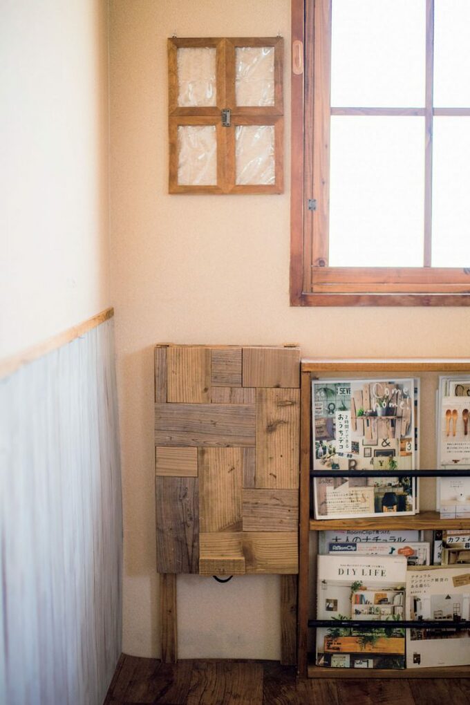 窓と雑誌棚、小さいドレッサー