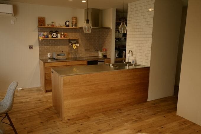 キッチンの奥にパントリーを設けたお宅