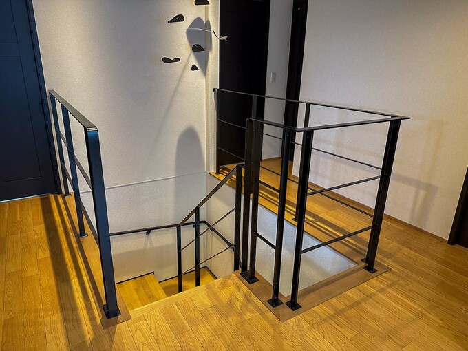 2階から階段を眺めたところ