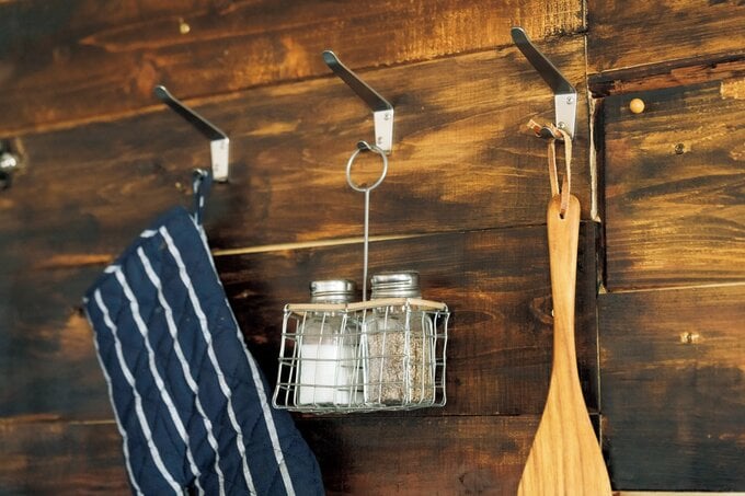 フックにはミトンやキッチンツールをつるして収納