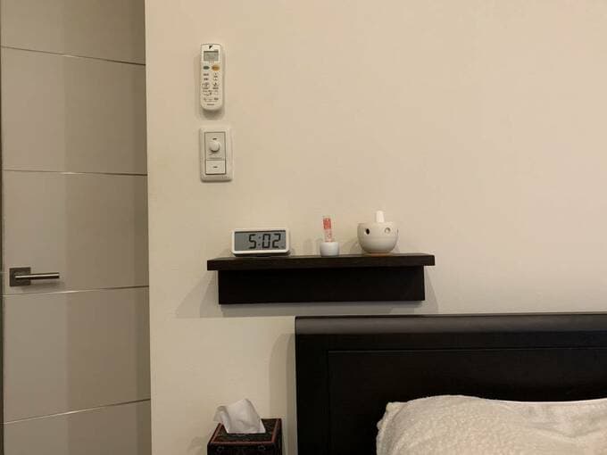 寝室のベッドの上の壁