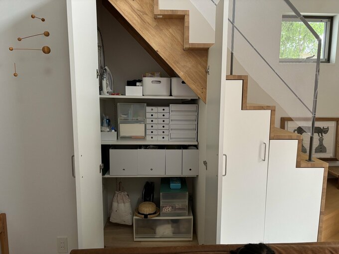 リビングの階段下を活用した収納スペース