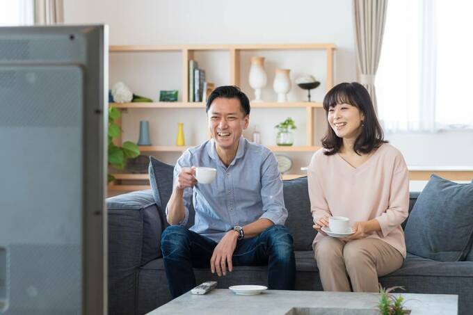 テレビを見る夫婦