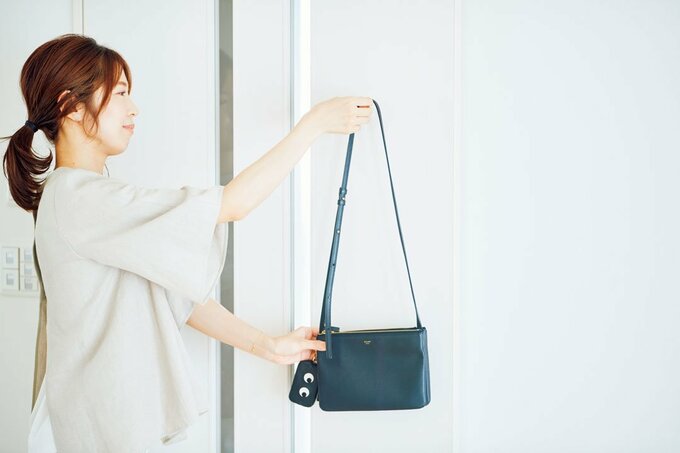 女性と黒バッグ