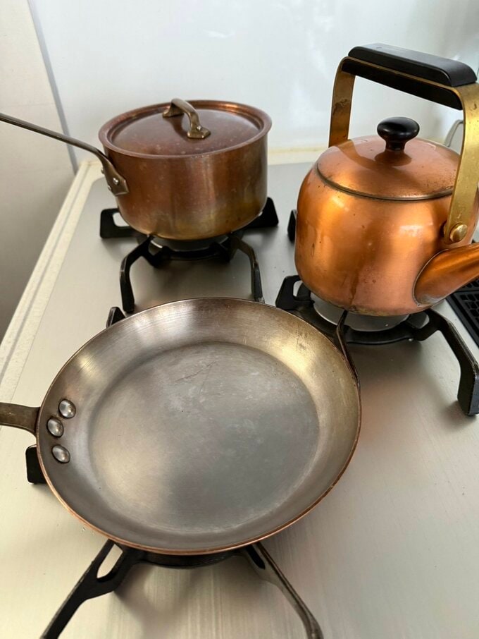 銅の鍋、フライパン、やかん