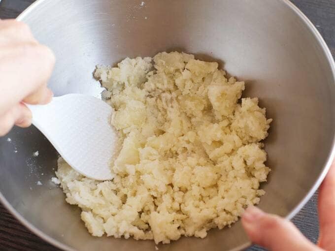 ヘラでジャガイモをつぶす