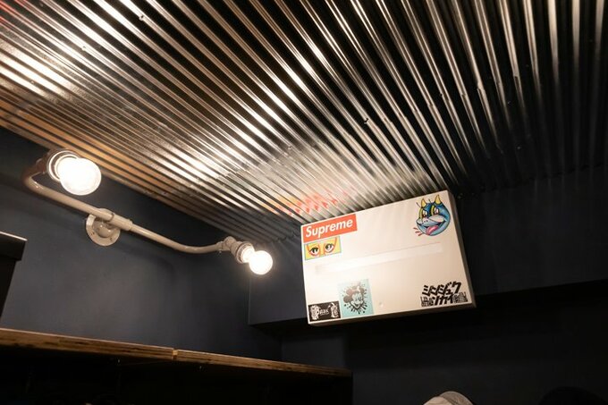 天井にトタンを貼ったガレージ風玄関