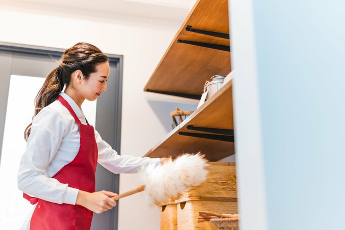 掃除をする女性