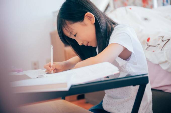 勉強をする子ども