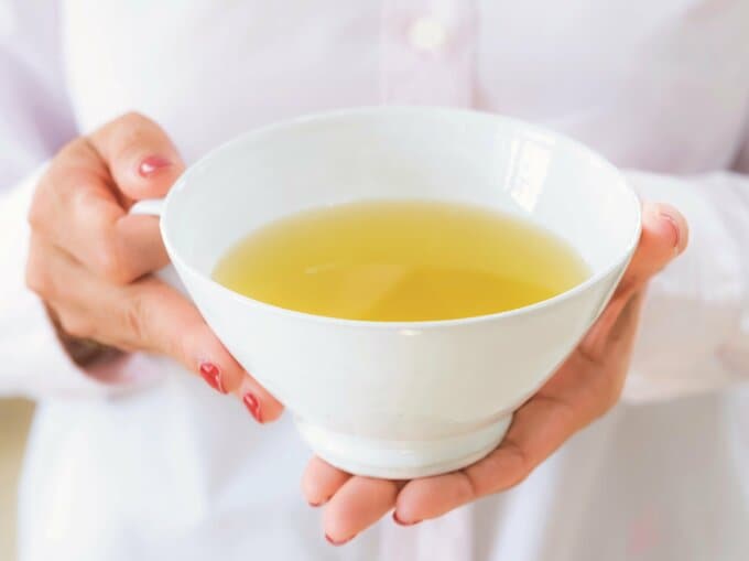 お茶の入った湯呑