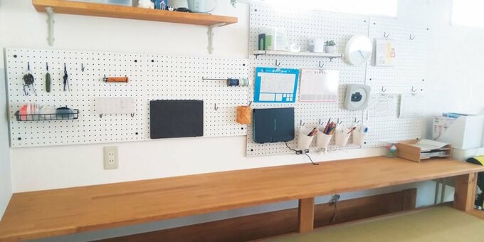 壁に有孔ボード