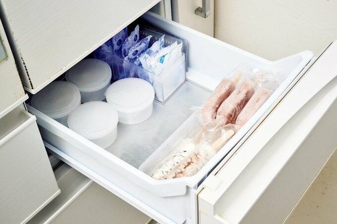 アイスや保冷剤が入ったミニ冷凍室