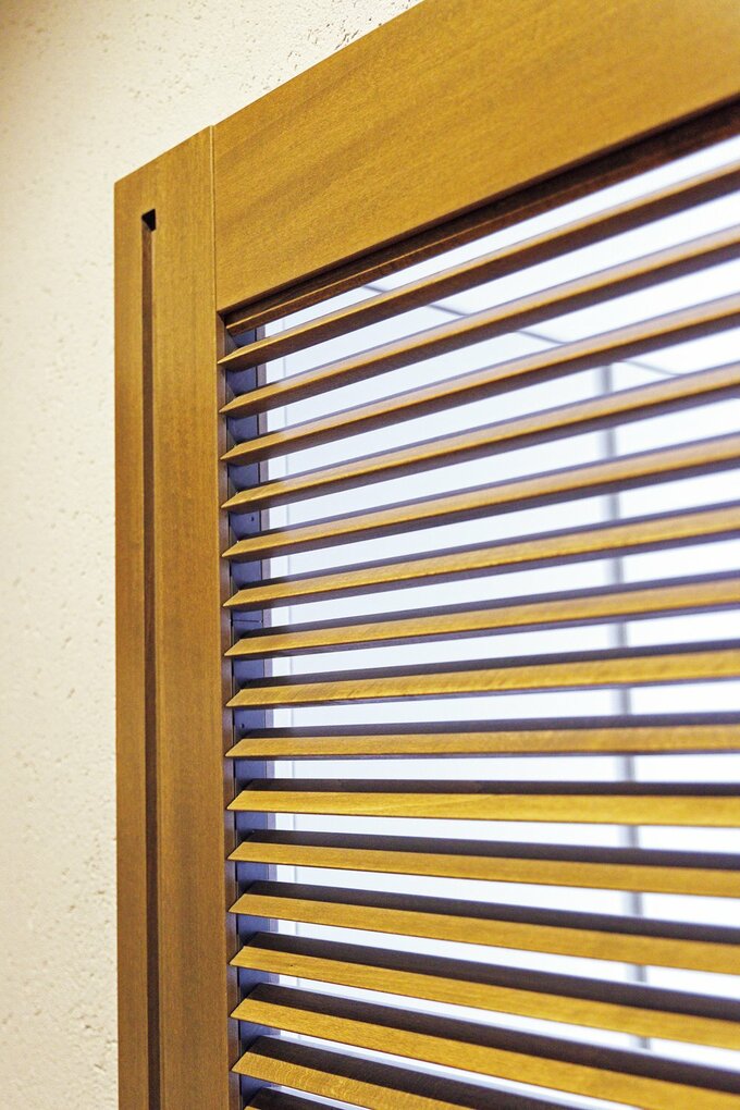 寝室の出入り口は、温かみのあるnanikのルーバー扉に