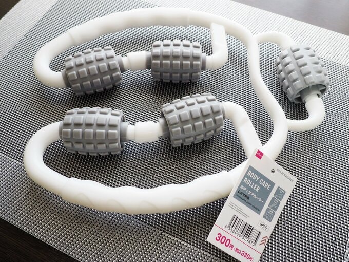 「ボディケアローラー」（330円）、サイズ：26cm×21.3cm×3.7cm、材質：ポリプロピレン