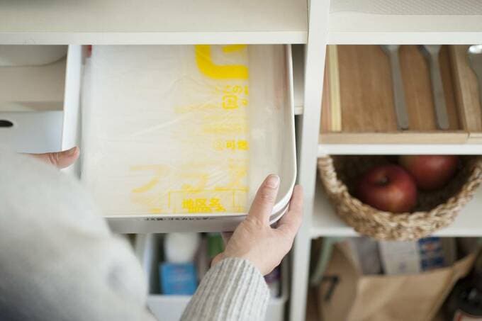 トレーにゴミ袋