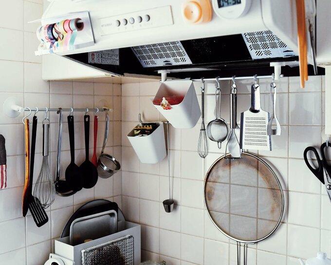 コンロ上にキッチン道具をつるす