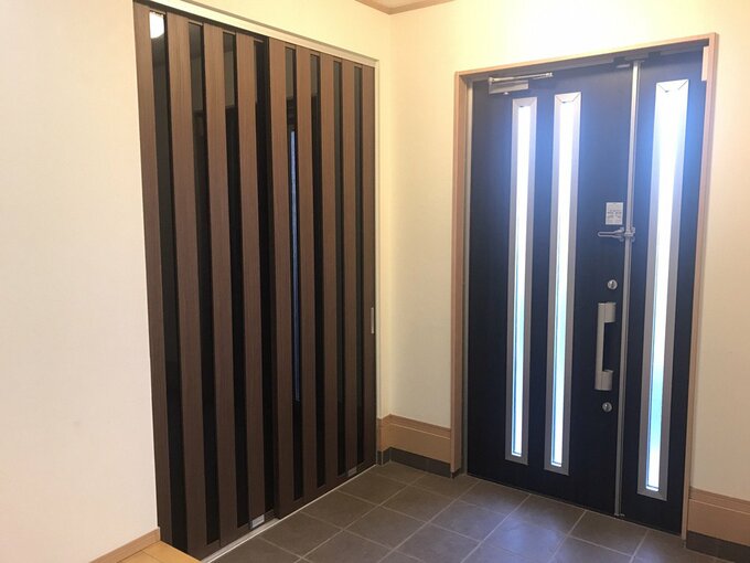 シュークローゼットの扉を閉めた様子