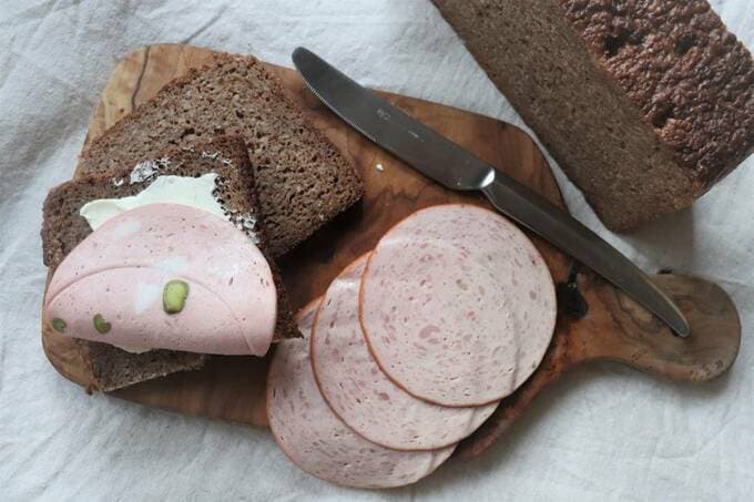 ライ麦パンを切った様子