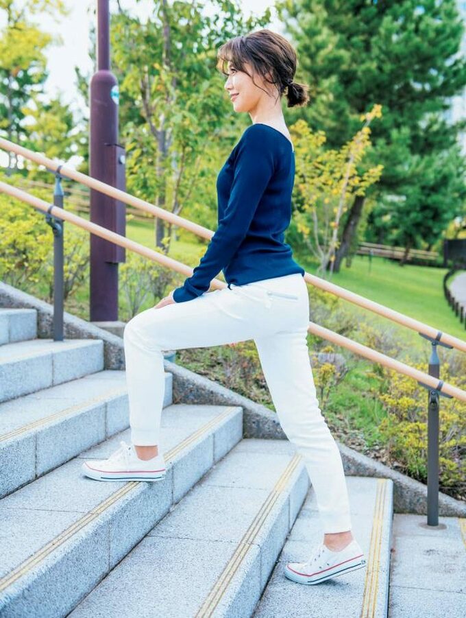村田さん階段でストレッチ