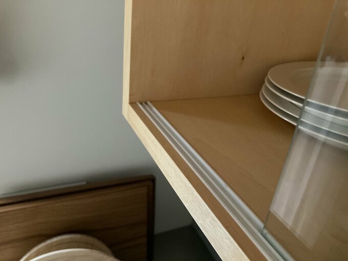 飾り棚のガラス扉のレール