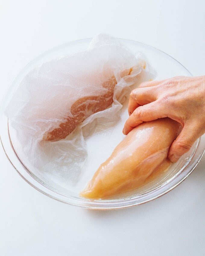 ガラス容器に鶏胸