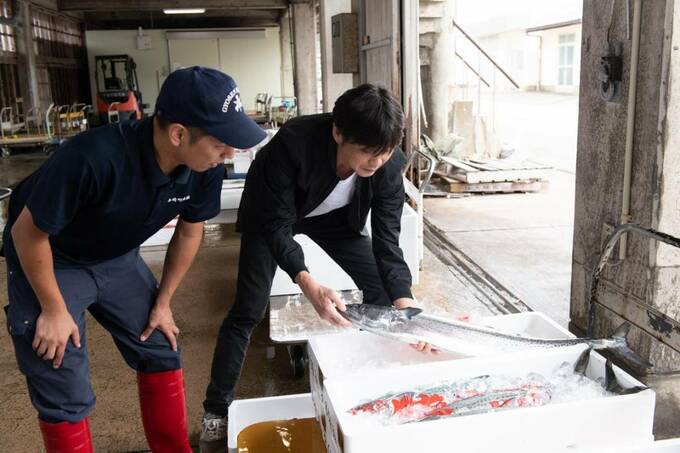 サワラをみる笠原さん