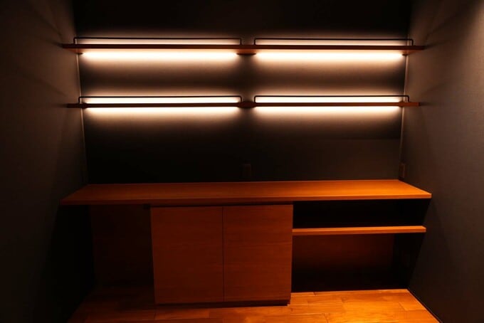 ボトルを照らす棚の背面の照明