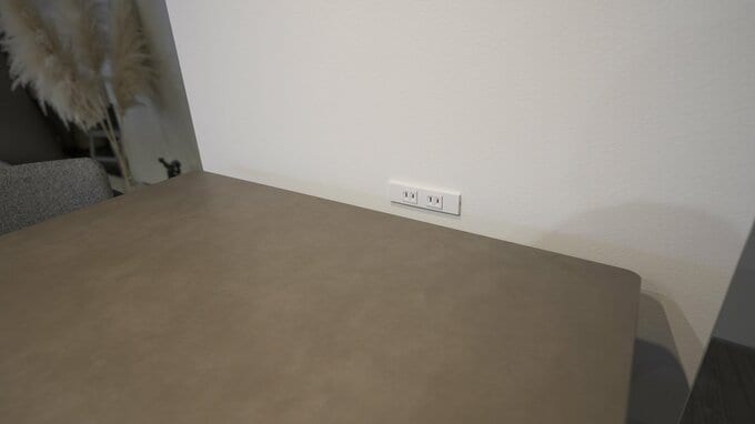 ダイニングテーブル横のコンセント