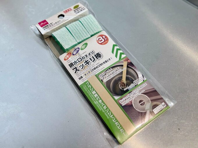 ダイソー「排水口のヌメリスッキリ棒」（110円）サイズ：2cm × 2.1cm × 16.5cm　内容量：3個入