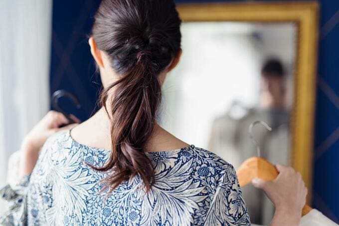 洋服をあわせる様子