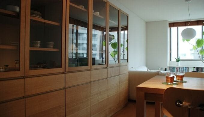 ナラ柾目の3連の食器棚とダイニングテーブル