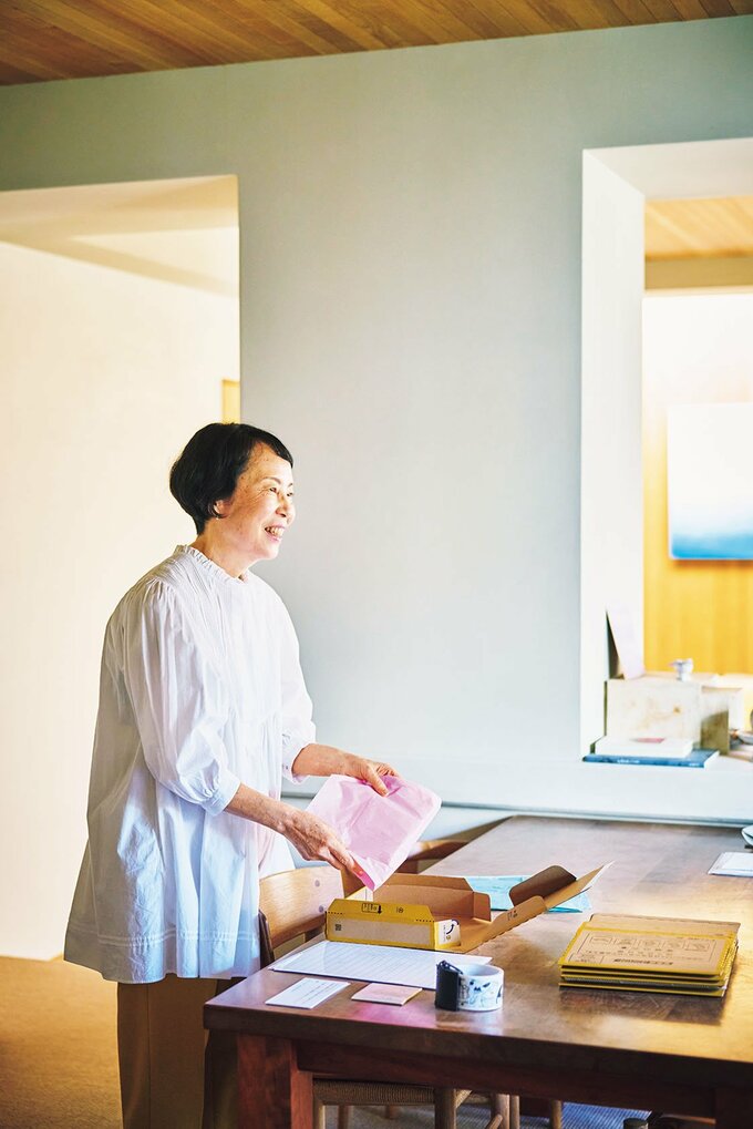 梱包作業をする引田さん