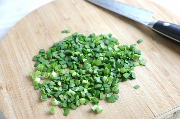カットしたニラ