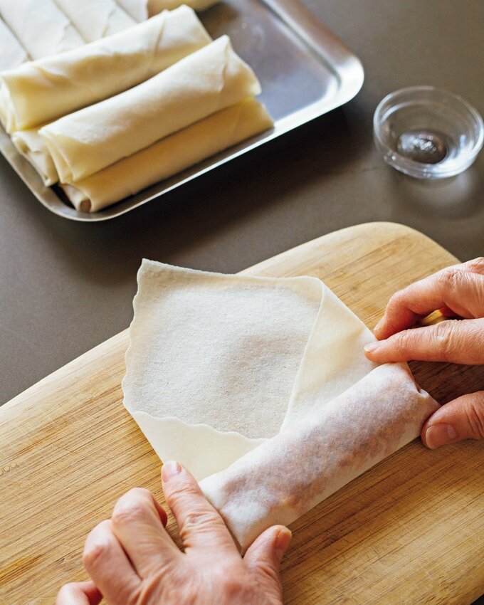 春巻きの皮を巻く