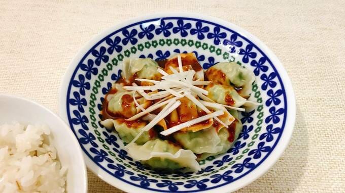 よだれ鶏のたれをかけた様子