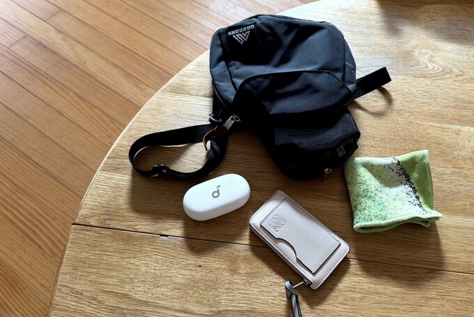 ショルダーバッグ、Bluetoothイヤホン、ハンカチ、レザーポーチ