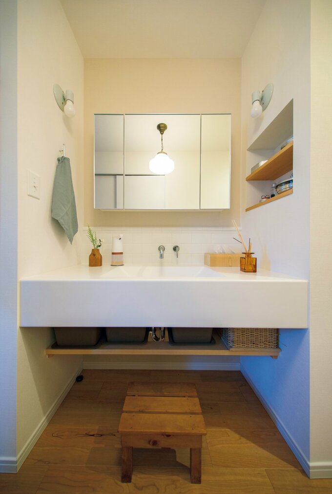 廊下沿いに設けたオリジナルの洗面台