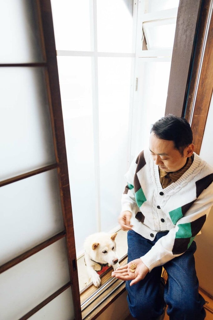 アンガールズ田中さんにおやつをもらうテツ