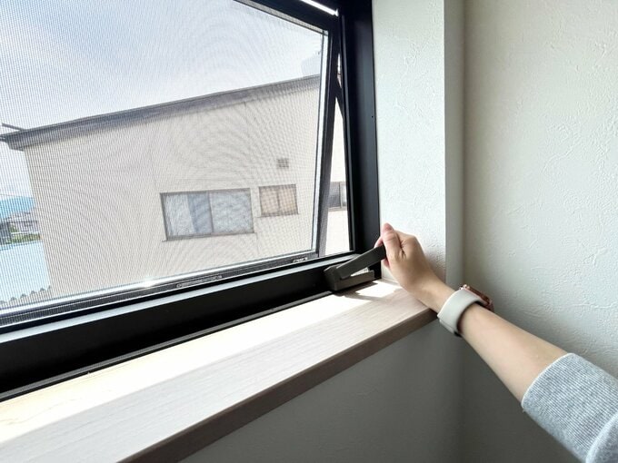 横滑り出し窓を開閉している様子