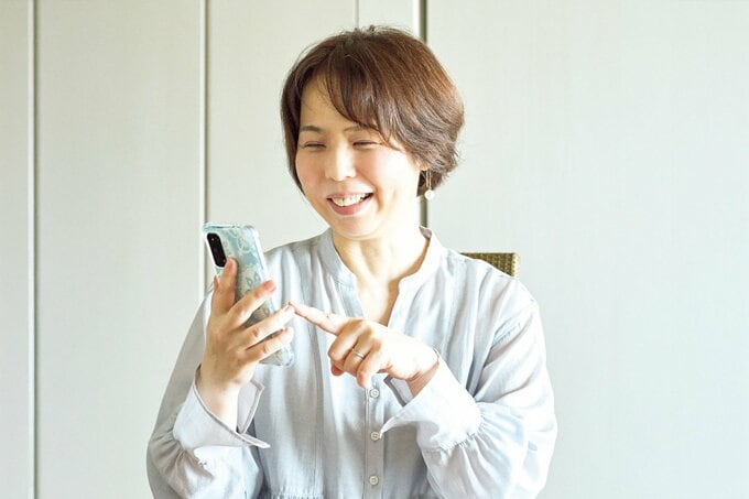 スマホを操作する女性