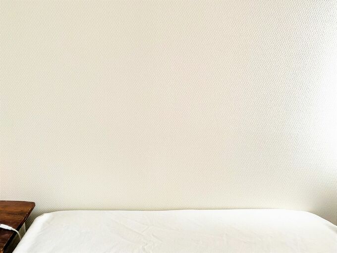 なにもない寝室の壁