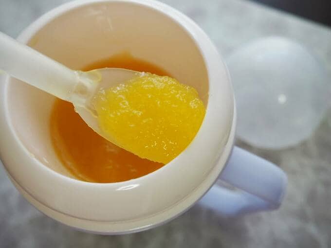 スプーンですくう様子