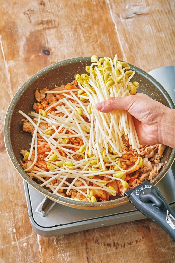 フライパンにモヤシ