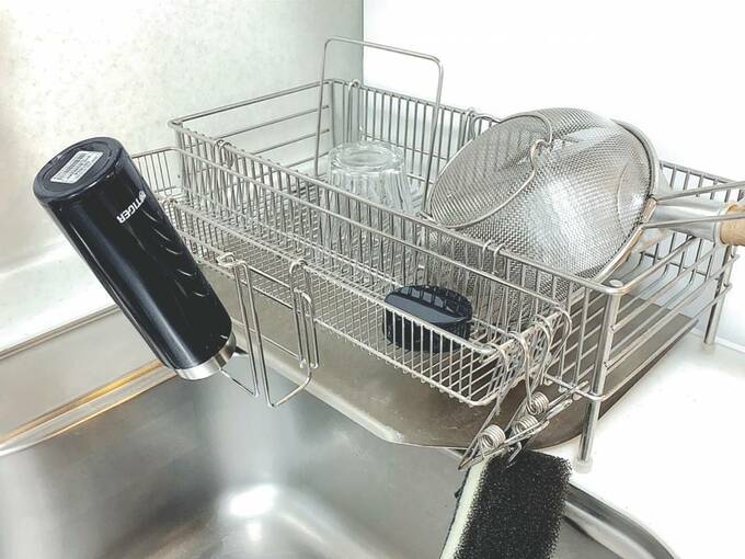 水きりカゴに水筒など