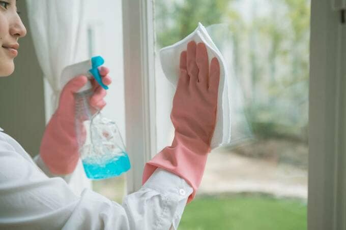 窓を掃除する様子