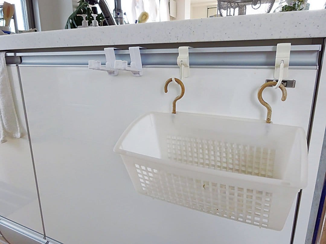 キッチンのゴミ問題を解決 100均のプラカゴ フックで分別がラクになる Esseonline エッセ オンライン