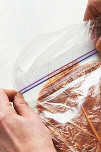 空気を抜いてポリ袋ごと口を閉じる