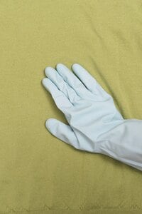 ゴム手袋でこする
